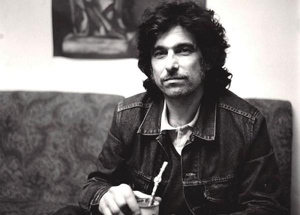 Andrés Calamaro es un marco en el rock argentino, y en la foto blanco y negro sostiene un mate y mira a la cámara.
